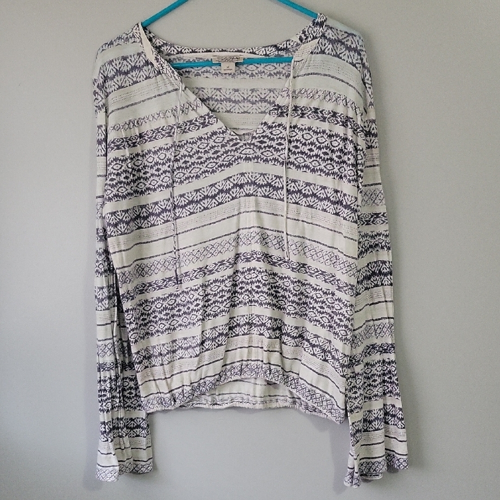 Women's White and Blue Patterned Top